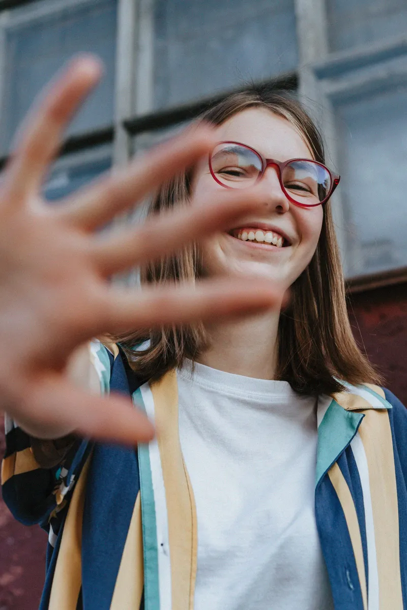 Mujer con gafas de montura roja, un modelo económico habitual en el mercado