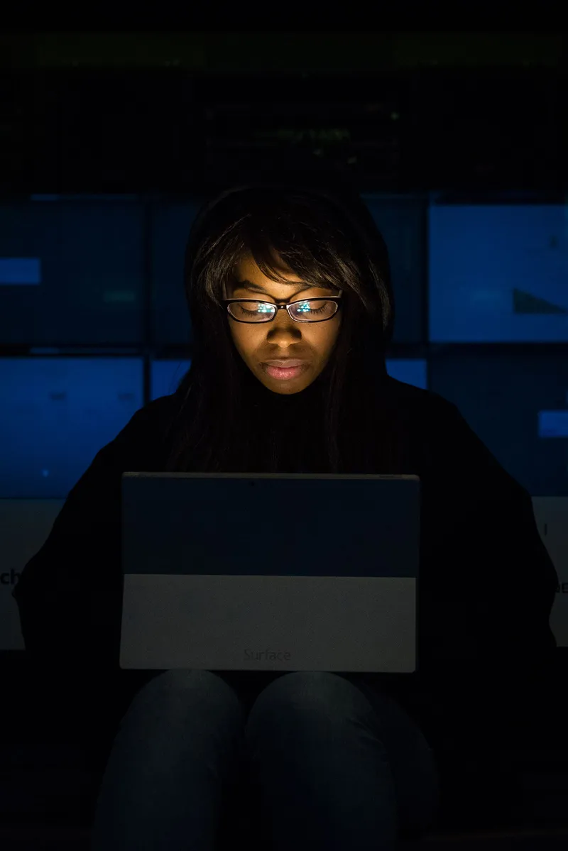 Rostro iluminado por la luz azul de una pantalla de ordenador por la noche