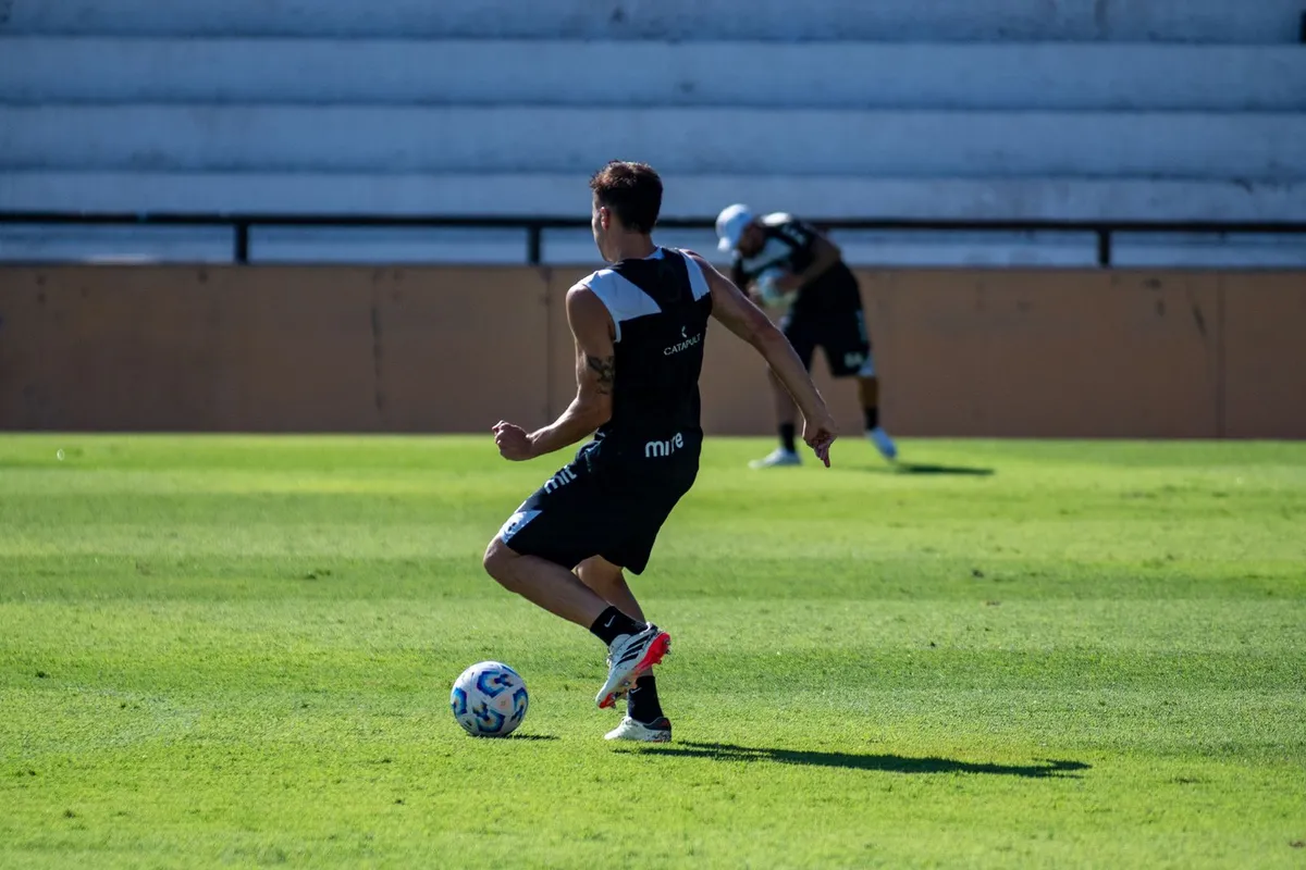 Un futbolista entrenando en solitario sobre el césped de un campo
