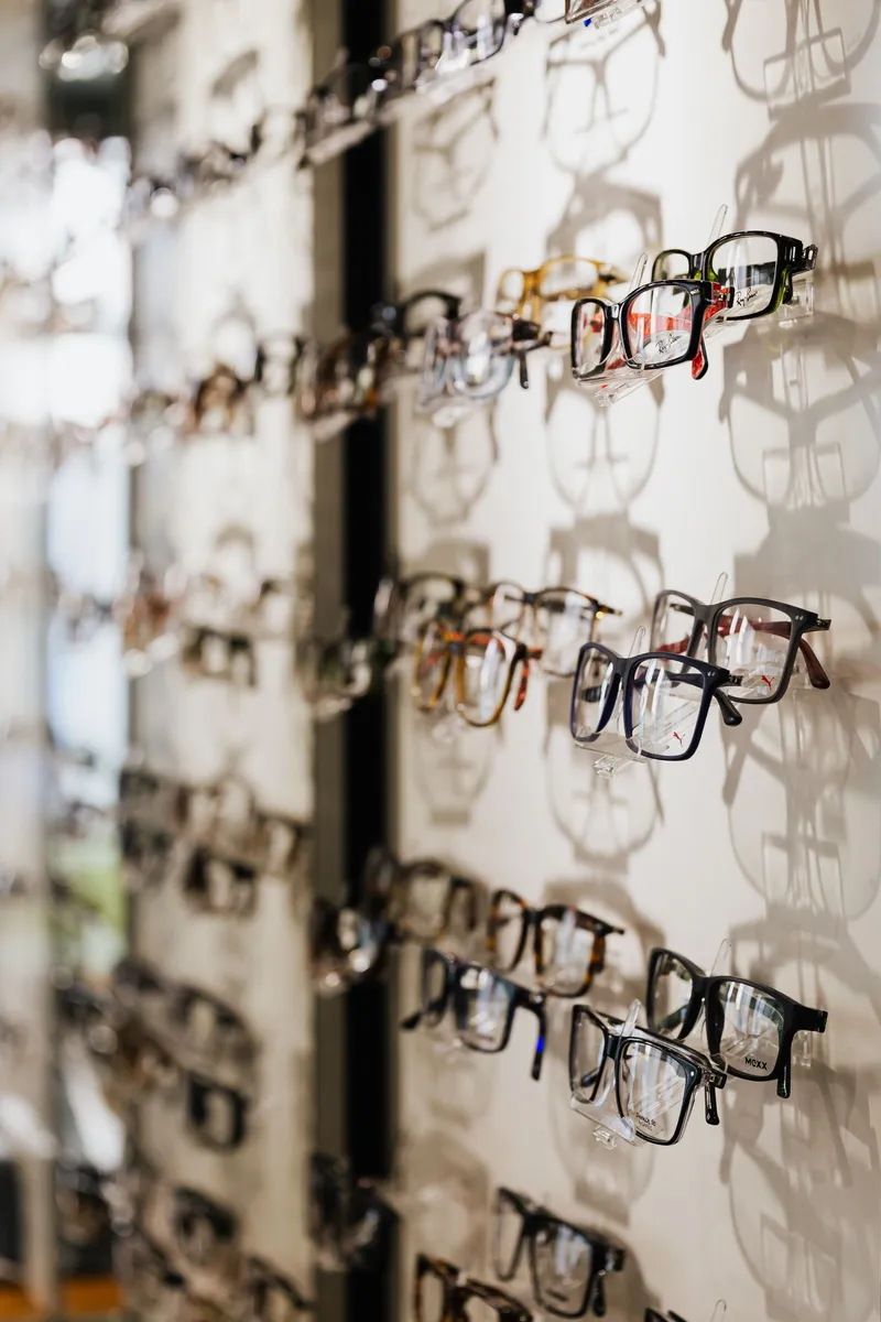 Un expositor de pared con una amplia variedad de monturas de gafas