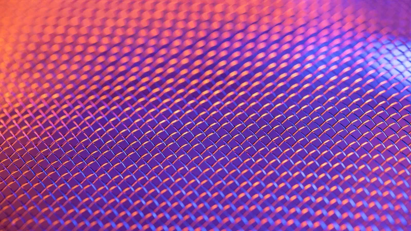 Luces de colores reflejándose sobre la superficie de una pantalla