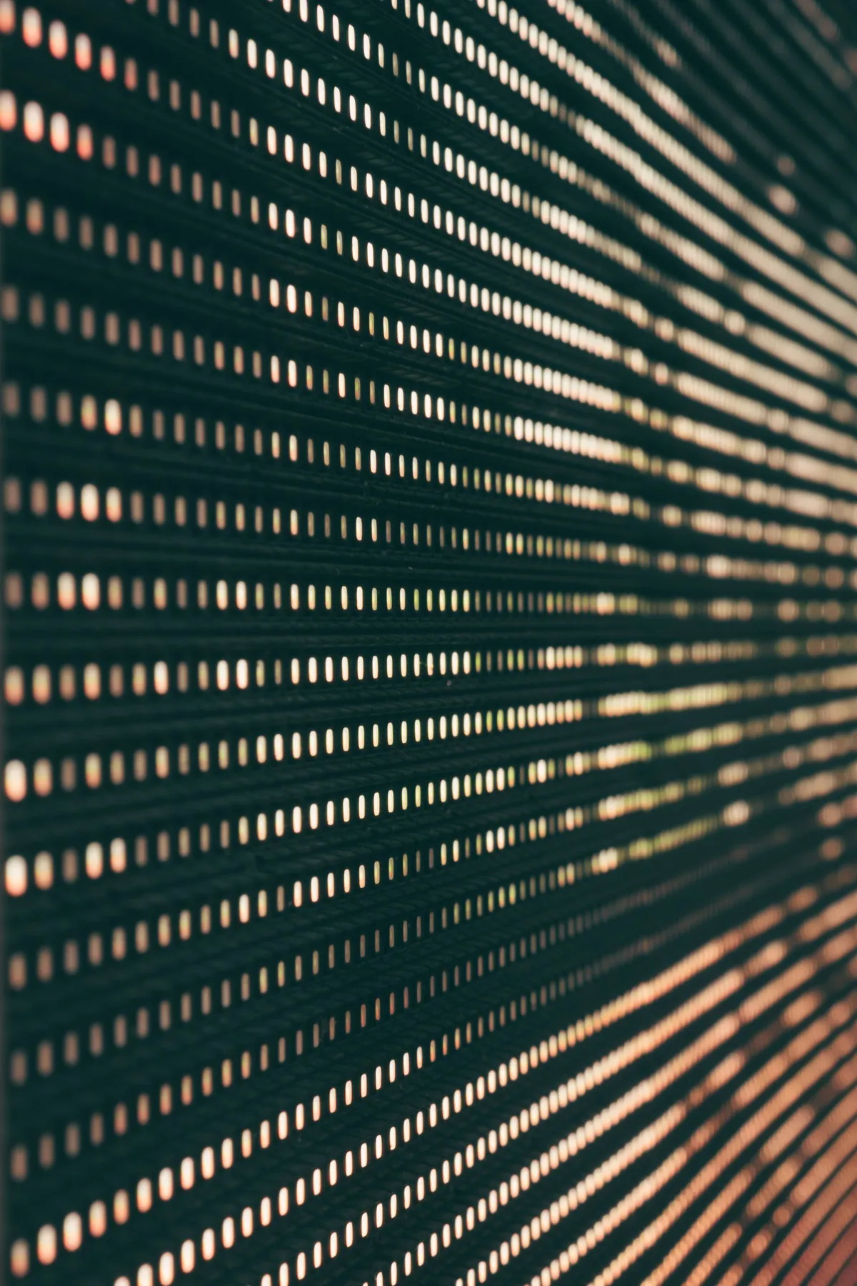 Primer plano abstracto de un panel LED con patrones de luz de colores